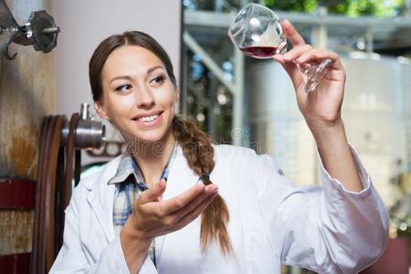 阿拉伯語醫生收到了工資日的概念。 穆斯林醫生在辦公室里數美元。 阿拉伯醫生持有金錢醫療咨詢。 醫院概念。 健康的概念。 醫療保健相似素材圖片第13頁-攝圖新視界